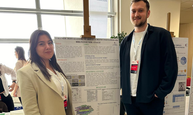 Turizm İşletmeciliği Öğrencileri Turizmde Dijitalleşme ve Akıllı Turizm Uygulamaları Başlıklı Poster Sunumunu Gerçekleştirdi
